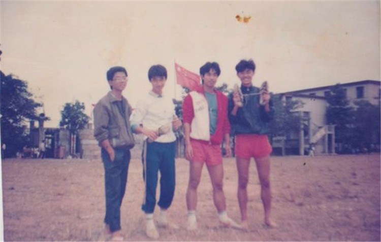 1.赵家伟(左一)求学旧照.jpg